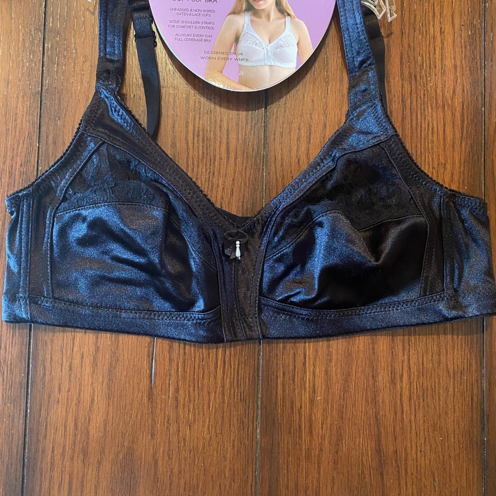NWT Beautyforme Soft Cup Wireless Firm Control Satin/Lace Bra 40C Black.